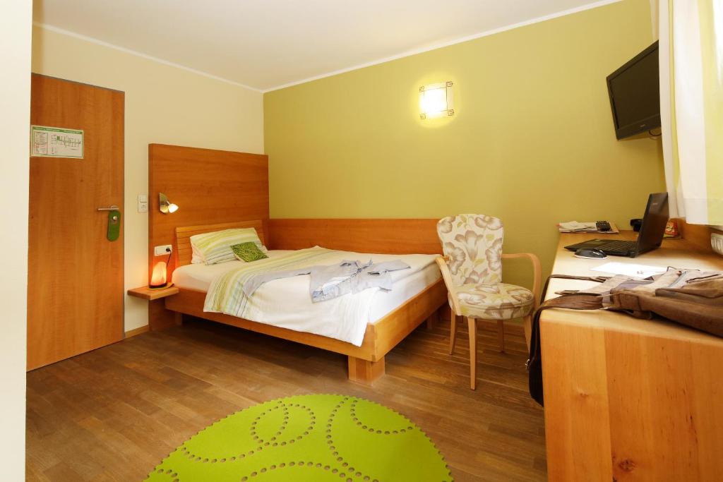 Postel nebo postele na pokoji v ubytování BIO Hotel Bayerischer Wirt Augsburg