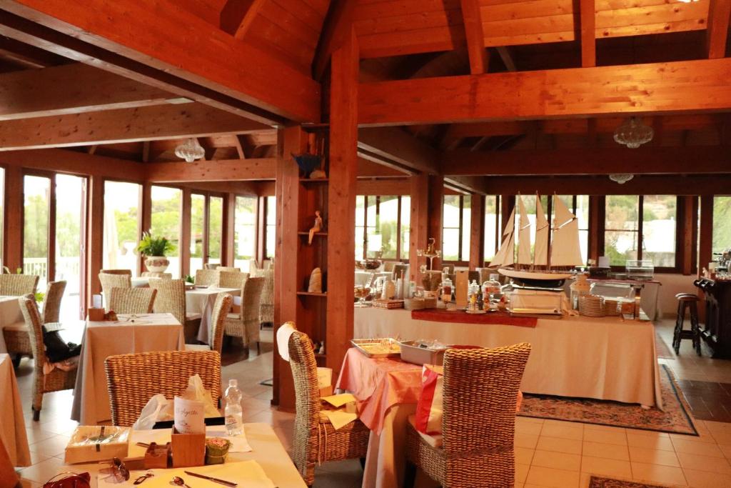 Um restaurante ou outro lugar para comer em Hotel Boutique Il Castellino Relais