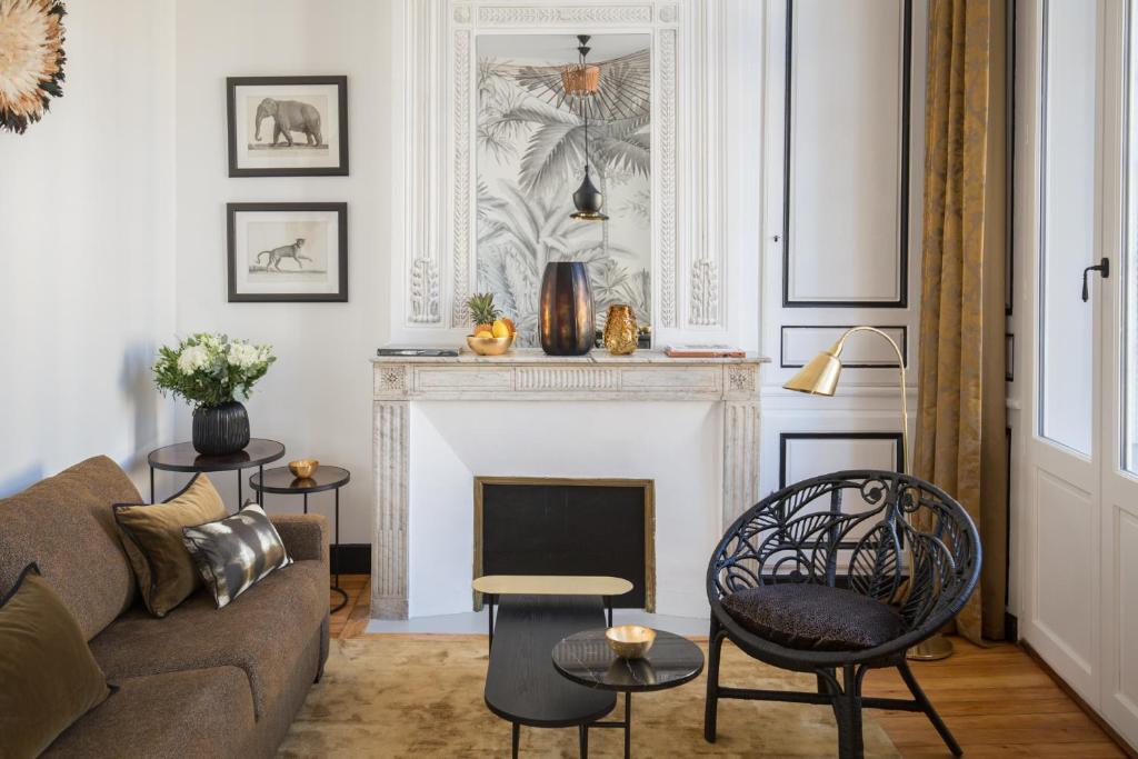 a living room with a couch and a fireplace at Villa Reale in Bordeaux