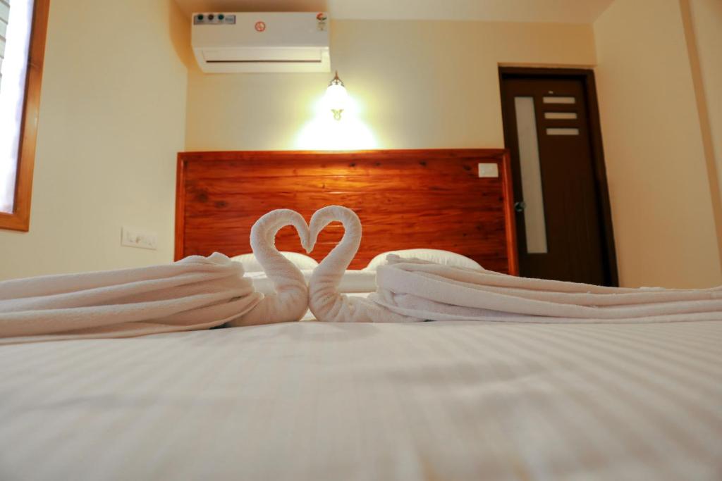 Postel nebo postele na pokoji v ubytování Roses Inn Fortkochi