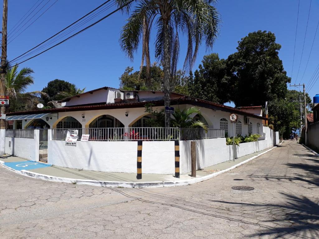 a building on the side of a street at Pousada da Barra in Boicucanga