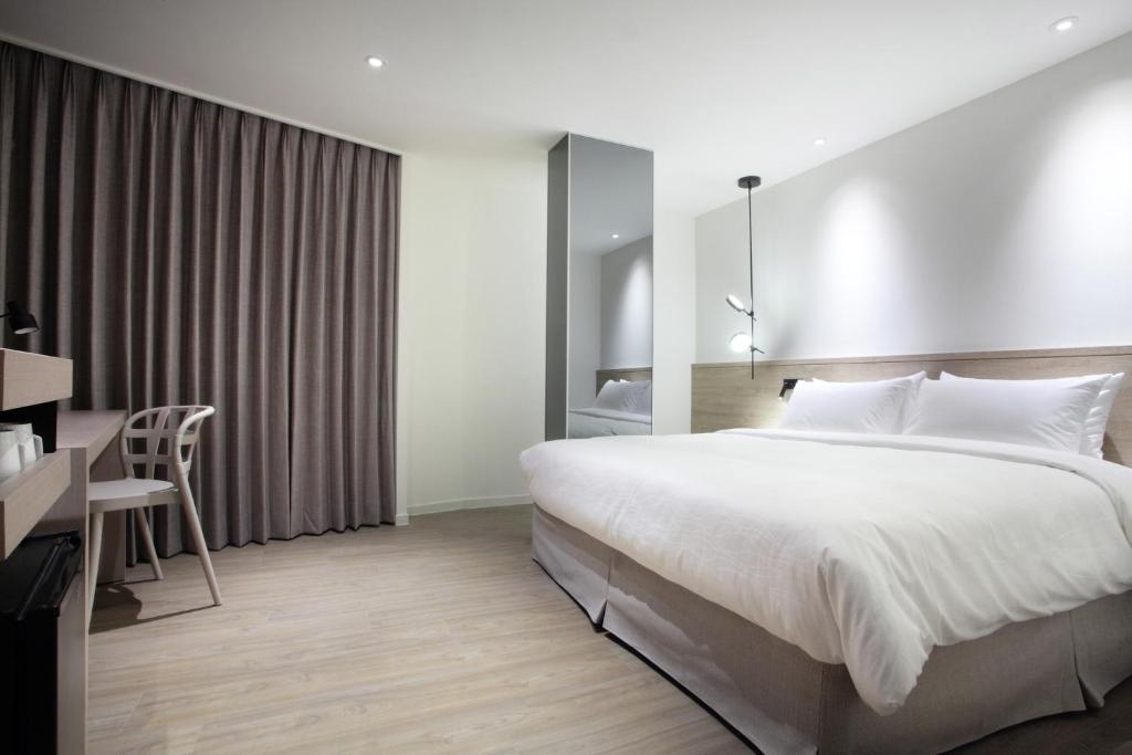 Postel nebo postele na pokoji v ubytování KEEBE Hotel