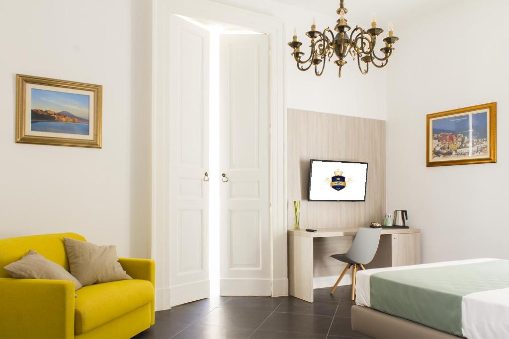 ナポリにあるBorbo de Charmeのベッドルーム1室(ベッド1台、黄色い椅子付)