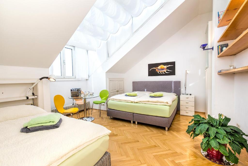 ウィーンにあるPenthouse im❤️Wiensの屋根裏のベッドルーム(ベッド2台、デスク付)