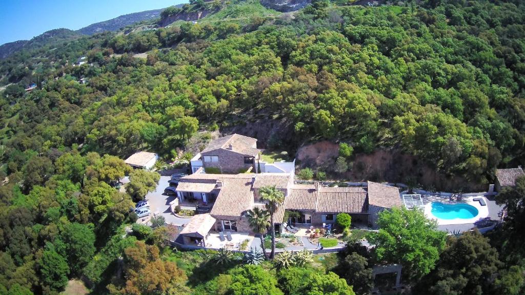 una vista aérea de una casa en las montañas en Les Aurochs, en Grimaud