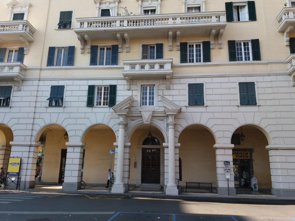 基亞瓦里的住宿－Residenza dell'Orto，街道前有拱门的建筑
