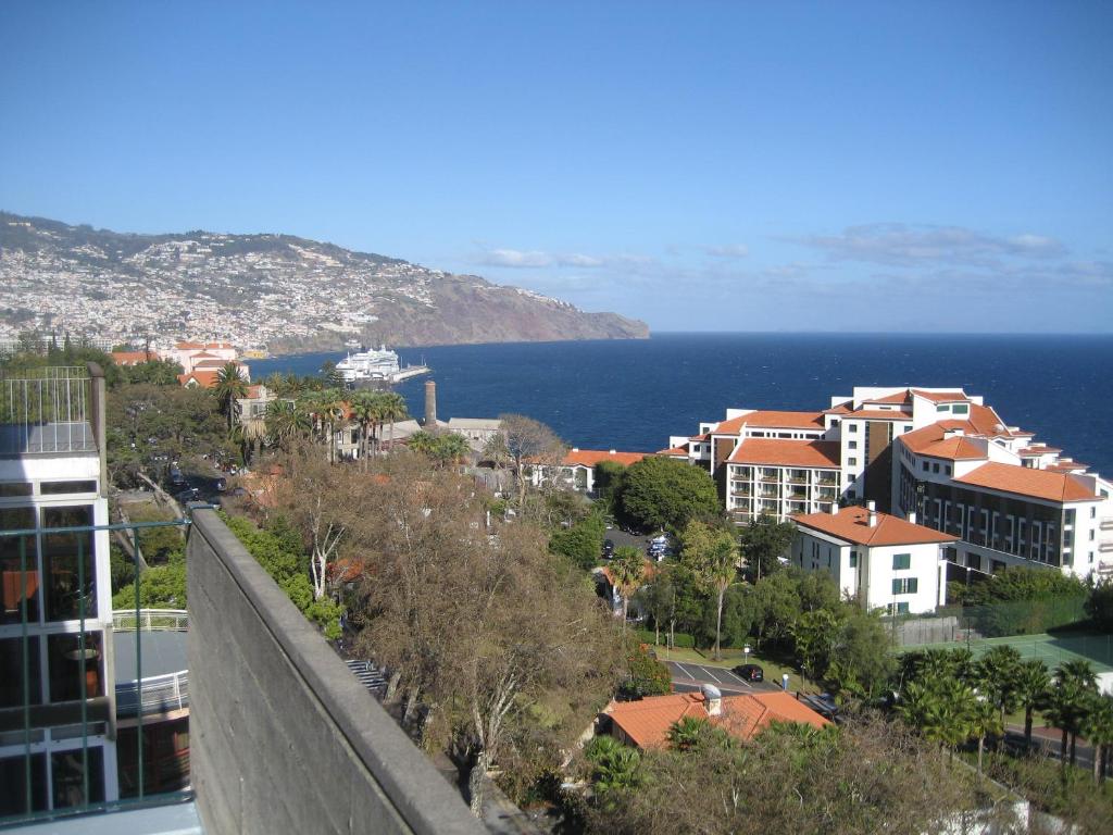 vista su una città con l'oceano e gli edifici di Yourpenthouseinmadeira a Funchal