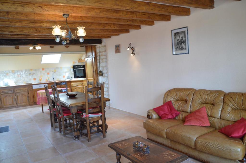 a living room with a couch and a table at Aux Jardin&#39;s de la Bosniere in Cussay