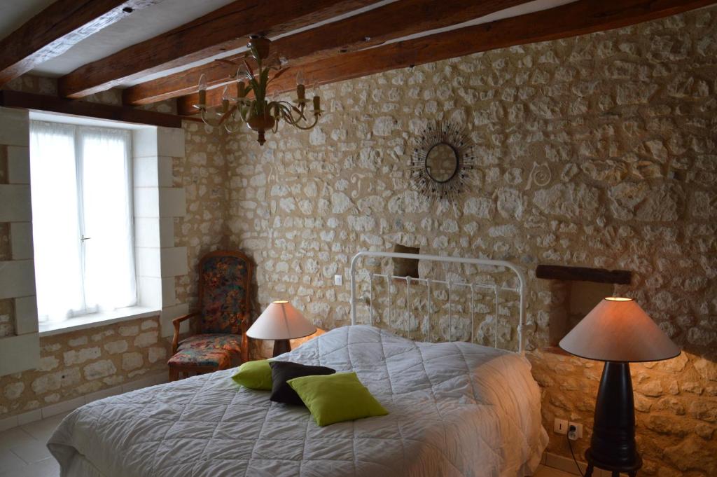 a bedroom with a bed and two lamps at Aux Jardin&#39;s de la Bosniere in Cussay
