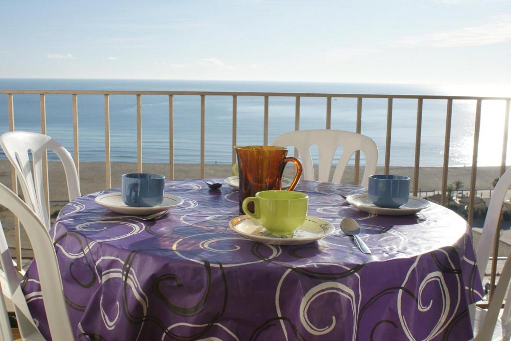 エンプリアブラバにあるGoldhome - Sylviaのビーチ沿いのバルコニー(テーブル、カップ、ソーサー付)