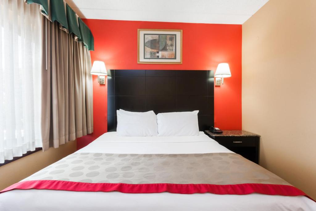 Postel nebo postele na pokoji v ubytování Ramada by Wyndham Newburgh/West Point