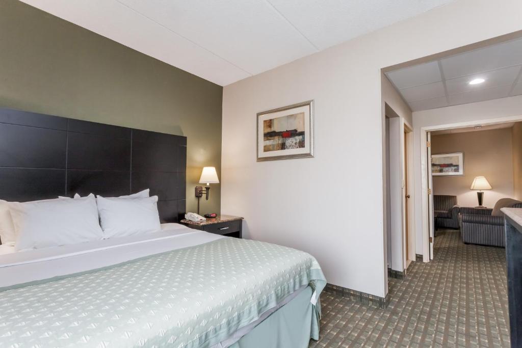 Postel nebo postele na pokoji v ubytování Ramada by Wyndham Newburgh/West Point