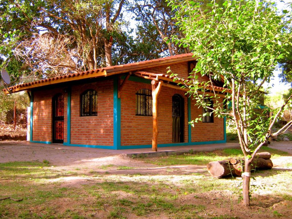 una pequeña casa de ladrillo con un árbol delante de ella en Monteverde en La Paz