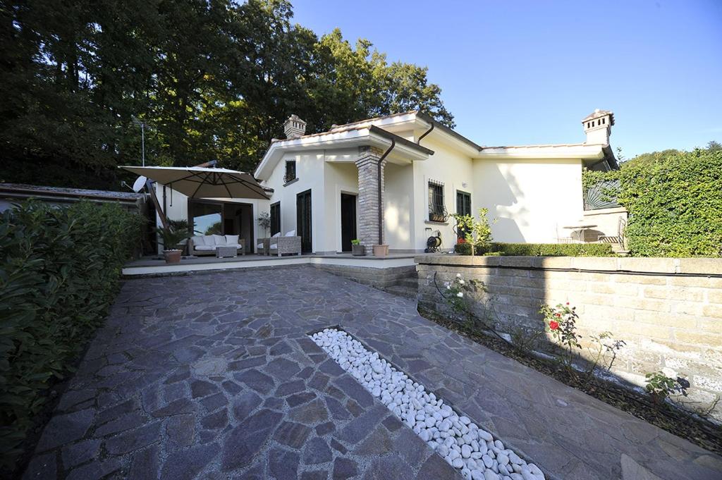 una casa con un passaggio in pietra di fronte a una casa di Villa Manziana a Manziana