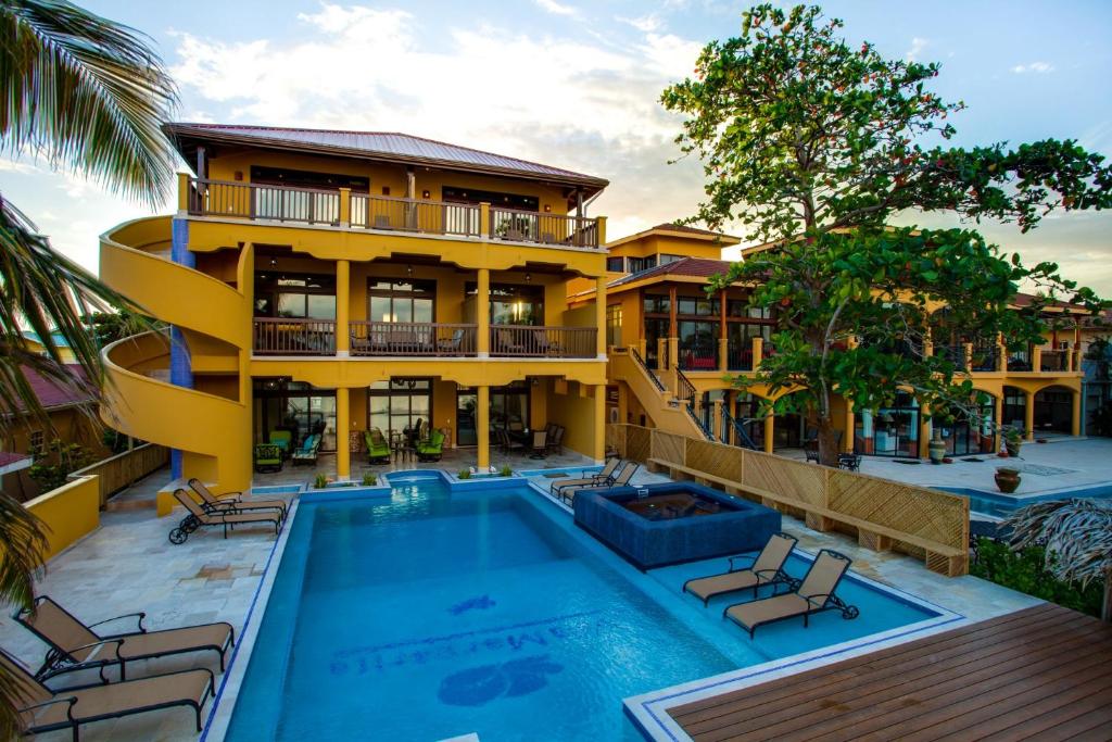 uma vista exterior de um resort com uma piscina em Villa Margarita at Jaguar Reef em Hopkins