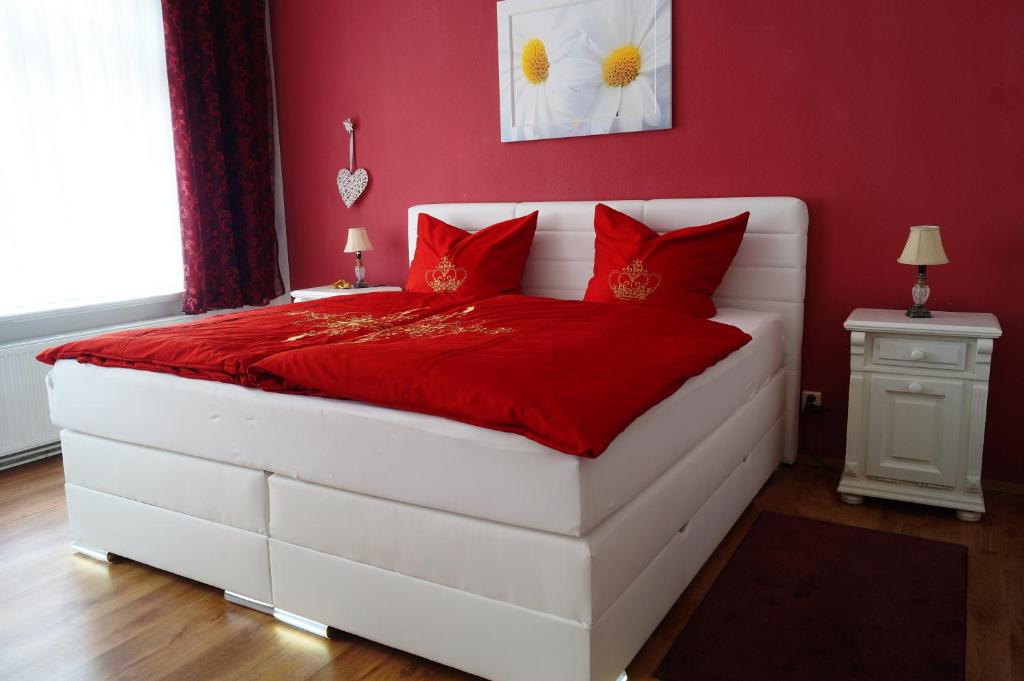 Ein Bett oder Betten in einem Zimmer der Unterkunft Ferienwohnung Schlossblick Altenburg (Frühstückspension möglich)
