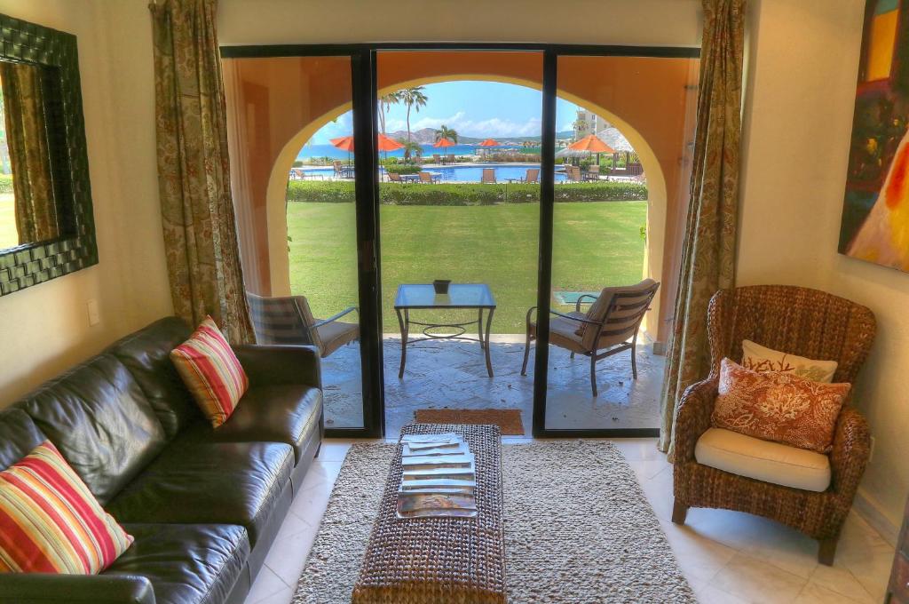 sala de estar con sofá de cuero y mesa en Condominios Ballena en Cabo San Lucas