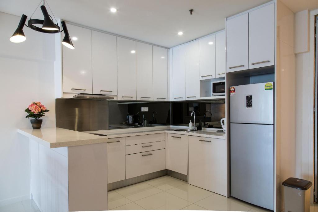 Kuchyň nebo kuchyňský kout v ubytování Mercu Summer Suites Bernice KLCC