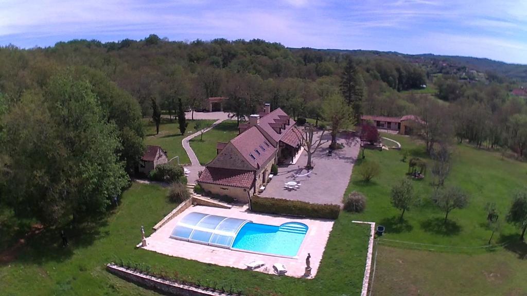 an aerial view of a house with a swimming pool at Pech Cujoul in Gourdon