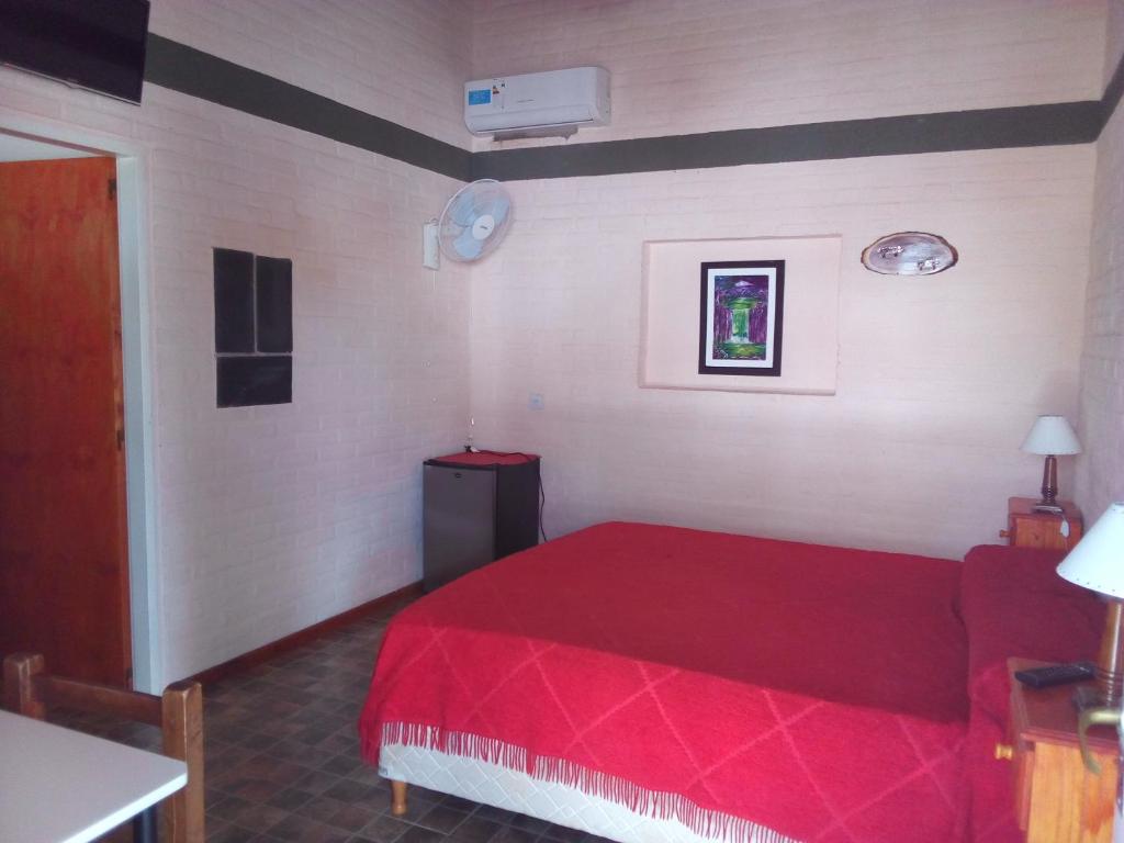 Tempat tidur dalam kamar di Hosteria Nido de Condores