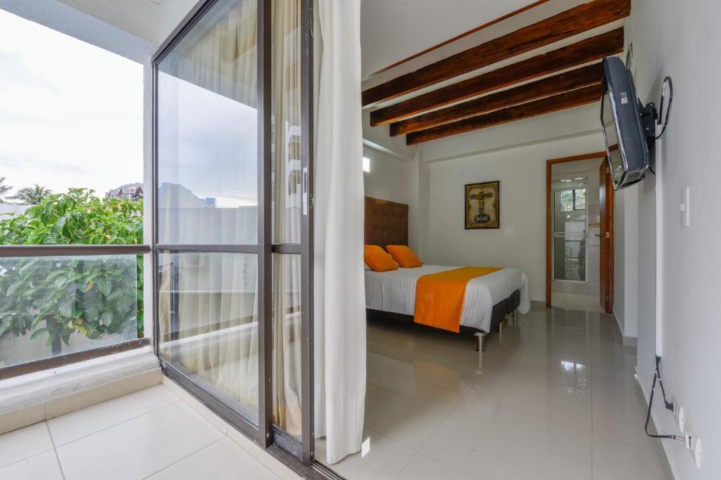 a bedroom with a bed and a large window at Edificio Bay Point Apto 207 in San Andrés
