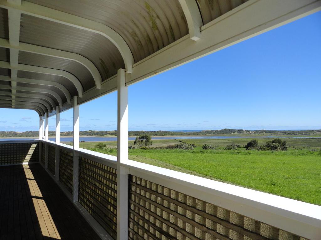 un porche con vistas a un campo en High View Family Cottages, en Warrnambool