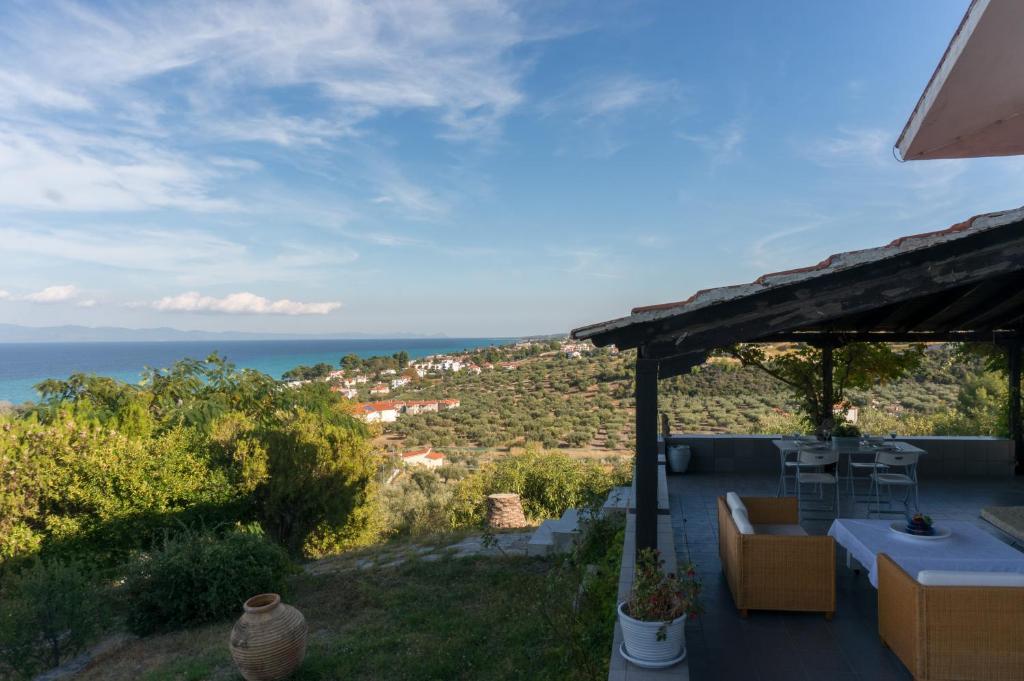 patio con vista sull'oceano di Blue Horizon 1 in Chalkidiki a Hanioti
