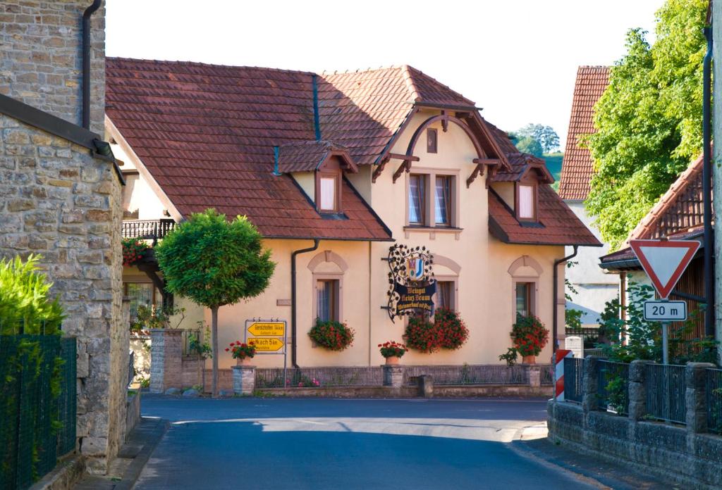 una casa con un letrero al lado de una calle en Hotel Braun, en Fahr