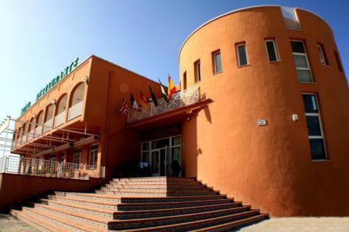 un edificio con escaleras delante de un edificio en Escudo de Granada, en Puerto-López