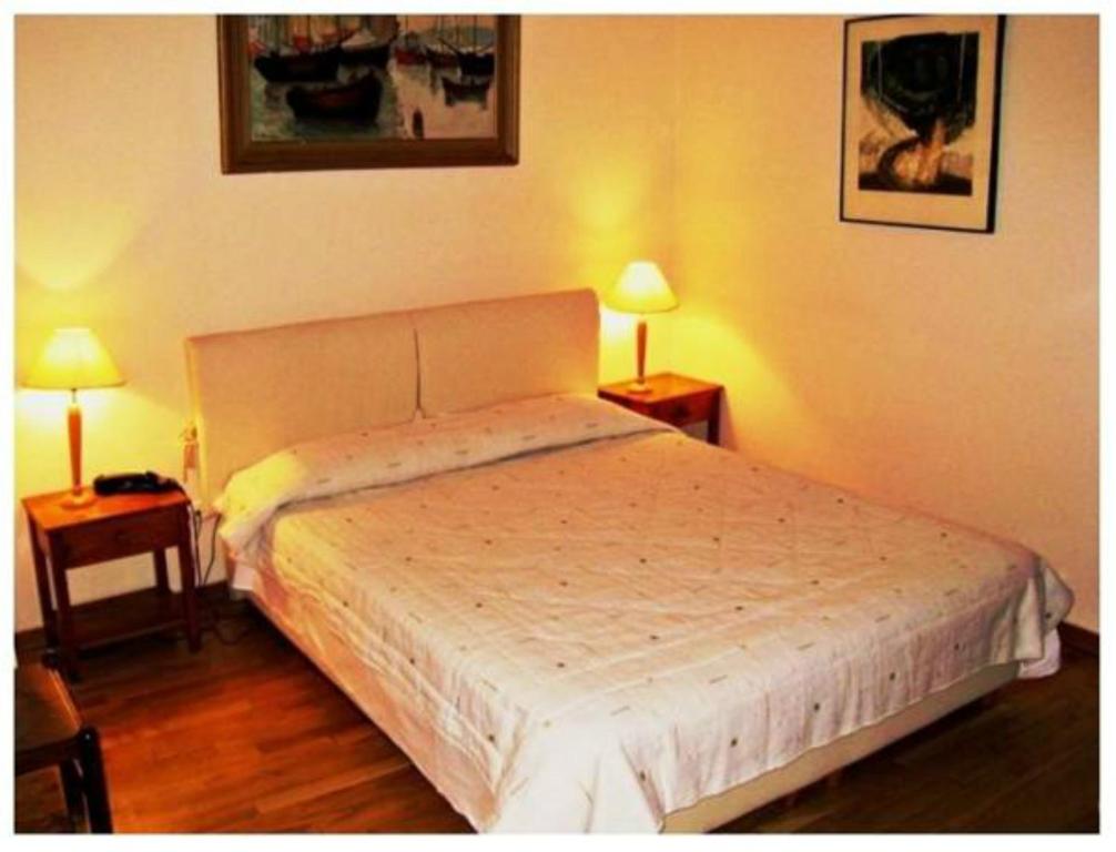 Postel nebo postele na pokoji v ubytování Art Gallery Hotel