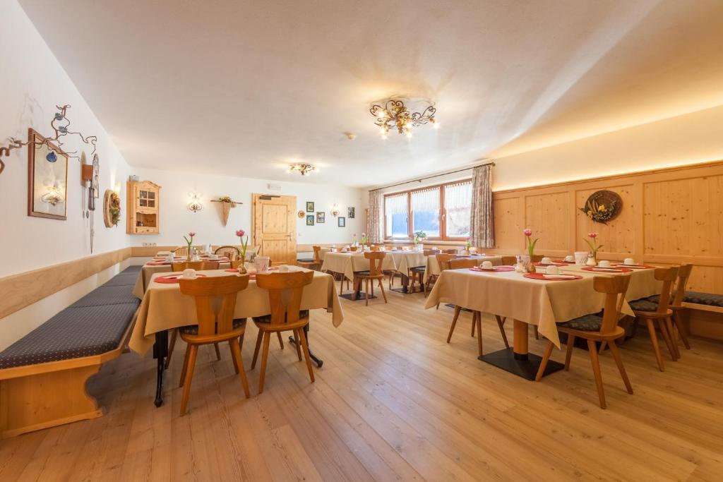 Reštaurácia alebo iné gastronomické zariadenie v ubytovaní Hotel Schopfenhof