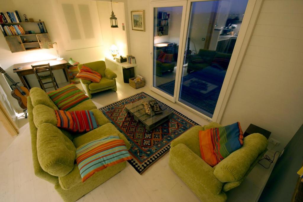 a living room with two couches and a table at Chalet Il Bosco dei Mille Frutti in Canossa