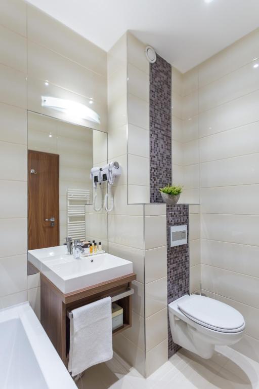 Koupelna v ubytování Outlet Hotel Polgár