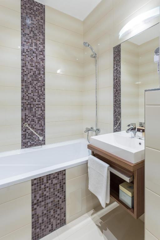 Koupelna v ubytování Outlet Hotel Polgár