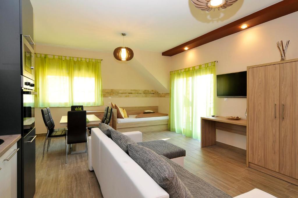 TV a/nebo společenská místnost v ubytování Hotel Corso