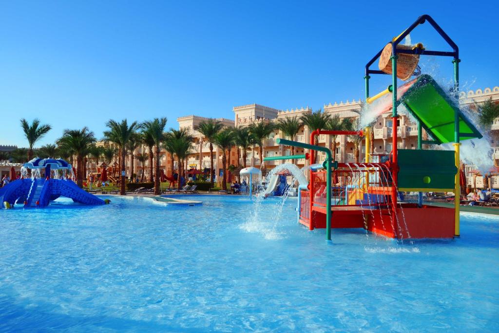 Bazén v ubytování Pickalbatros Palace - Aqua Park Hurghada nebo v jeho okolí