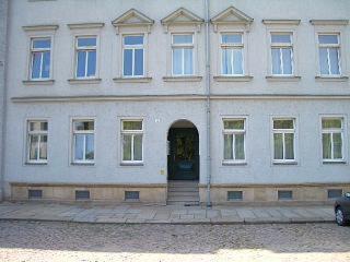 un gran edificio blanco con puerta y puerta en A bed Privatzimmer Dresden - Nichtraucherpension, en Dresden