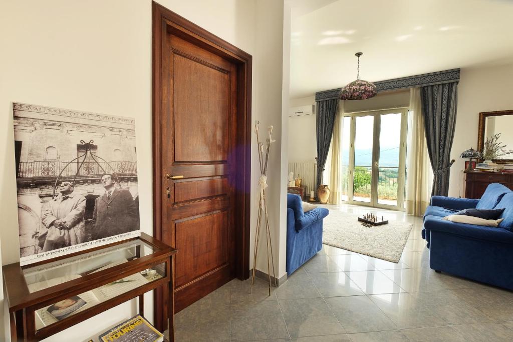 GesualdoにあるZembaloのリビングルーム(青いソファ、木製のドア付)