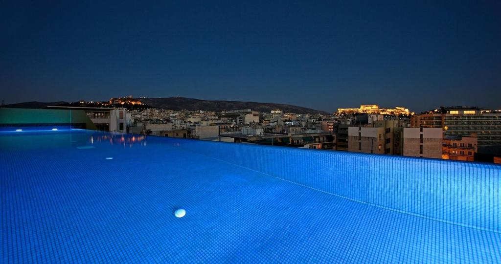 Basen w obiekcie Athens Mosaico Suites & Apartments lub w pobliżu