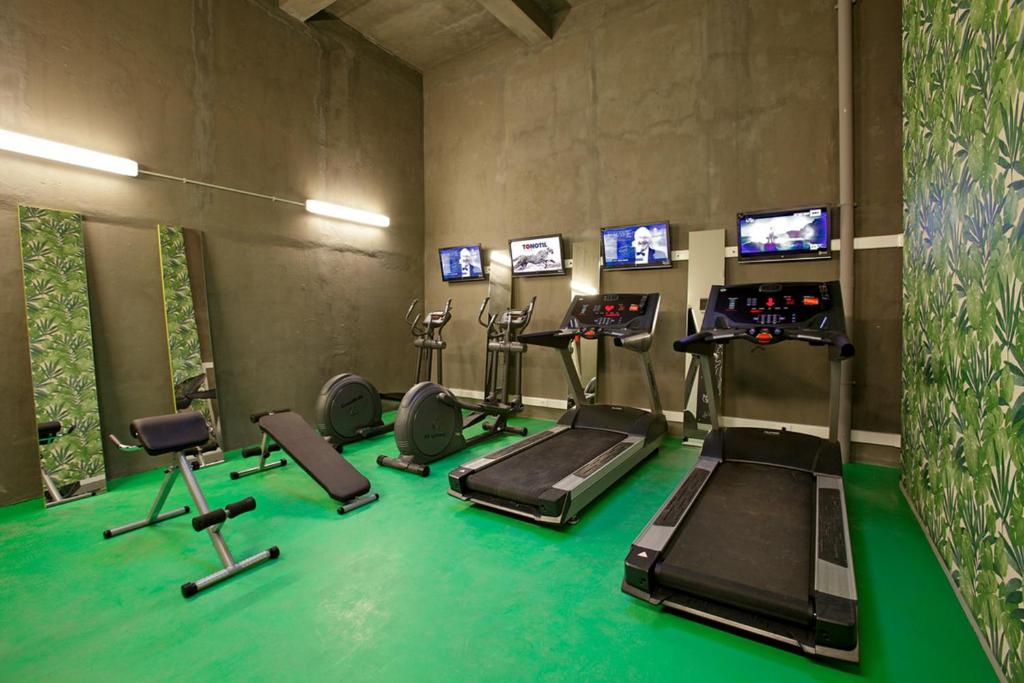 Centrum fitness w obiekcie Athens Mosaico Suites & Apartments