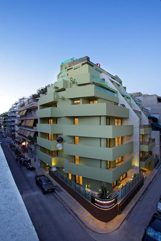 duży budynek mieszkalny na poboczu ulicy w obiekcie Athens Mosaico Suites & Apartments w Atenach
