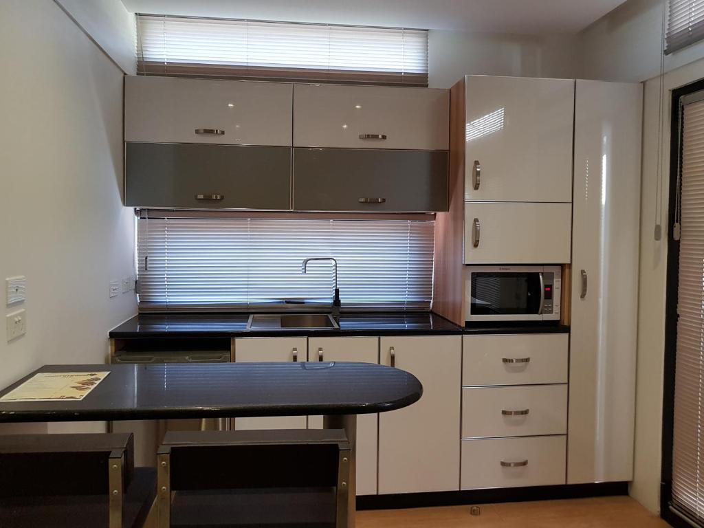 Kuchyň nebo kuchyňský kout v ubytování Moura Meridian Motel