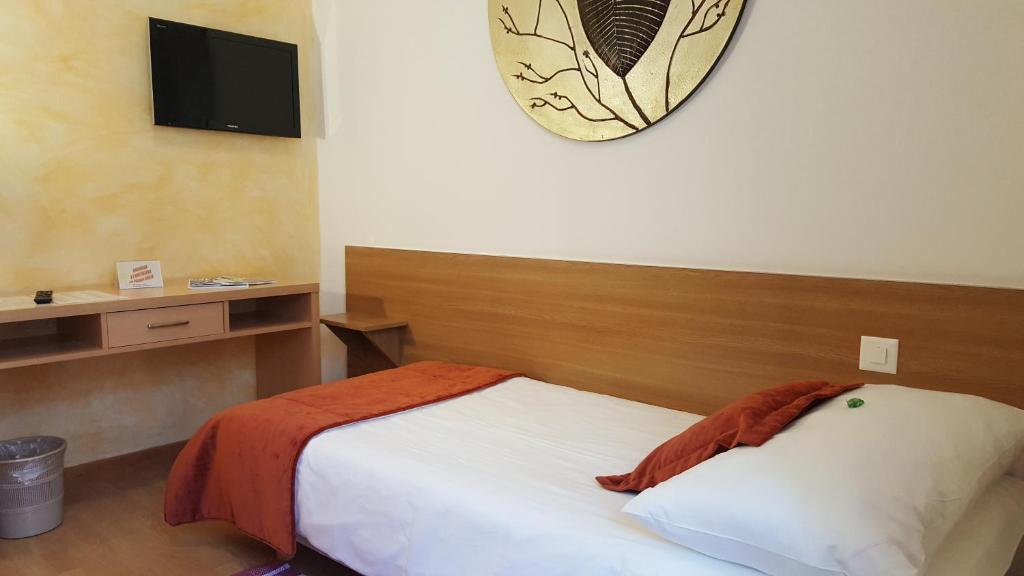 Hostellerie du XVI Siècle - Single Room With Shared Bathroom