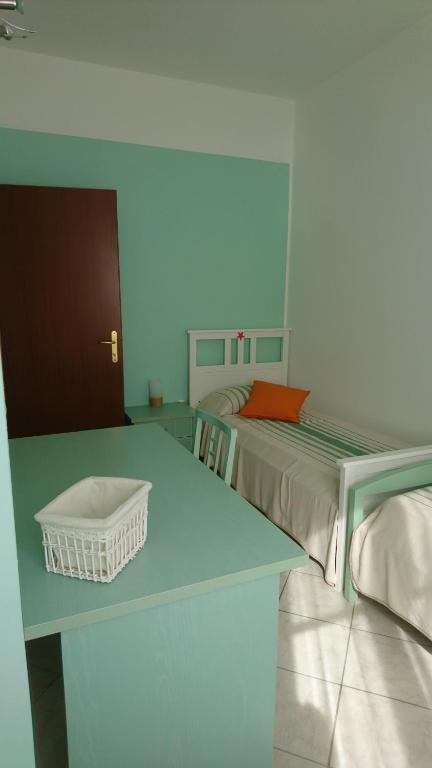 a room with two beds and a table with a bed at La Divina in Muggiano