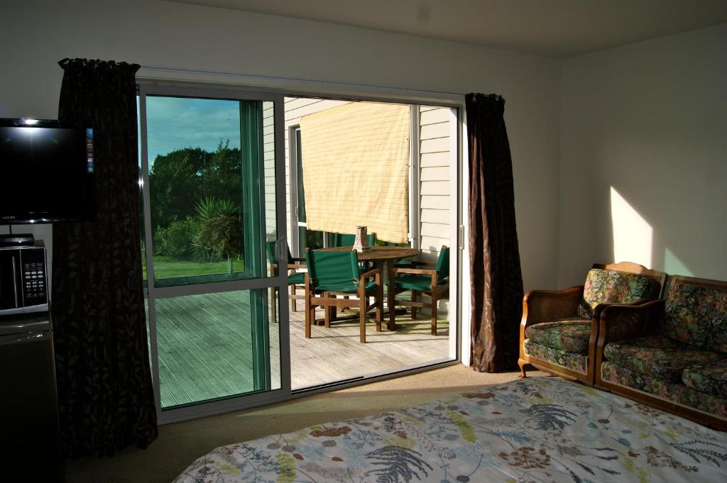 Waihi Beach Getaway-Studio, Ensuite & Private Deck - Resim 4