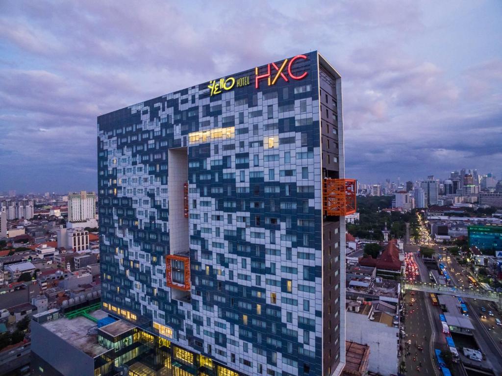 ジャカルタにあるYELLO ホテル ハーモ二の看板付きの建物
