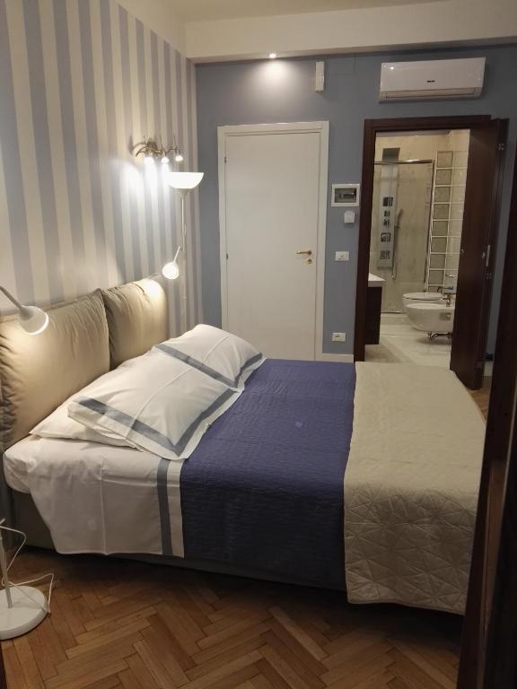 Postel nebo postele na pokoji v ubytování B&B Pescara Centro Luxury Suite