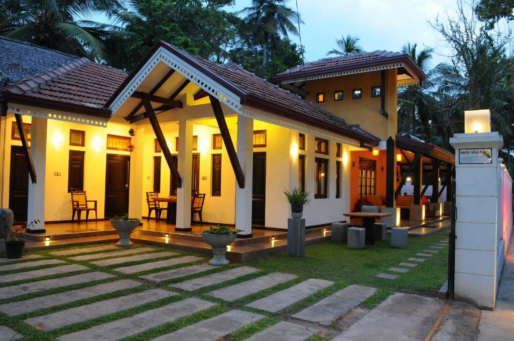a house with a courtyard in front of it at Sayo Villa in Negombo