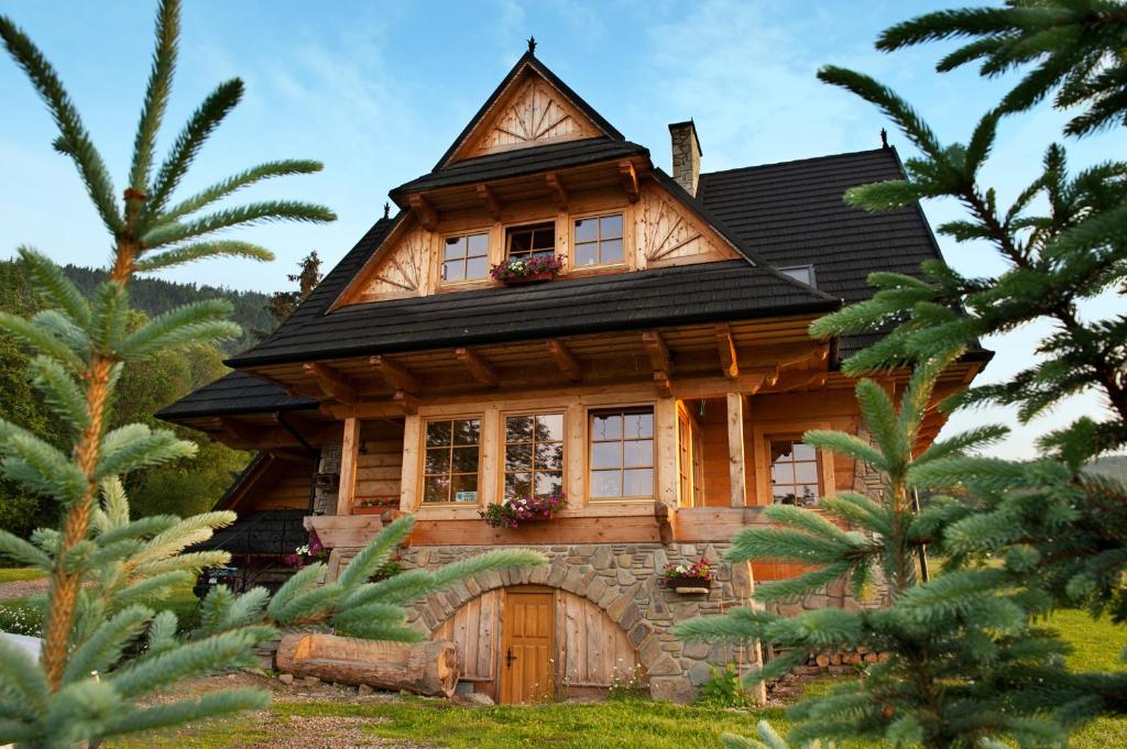 ザコパネにあるPokoje gościnne "Mraźnica"の黒屋根の木造家屋