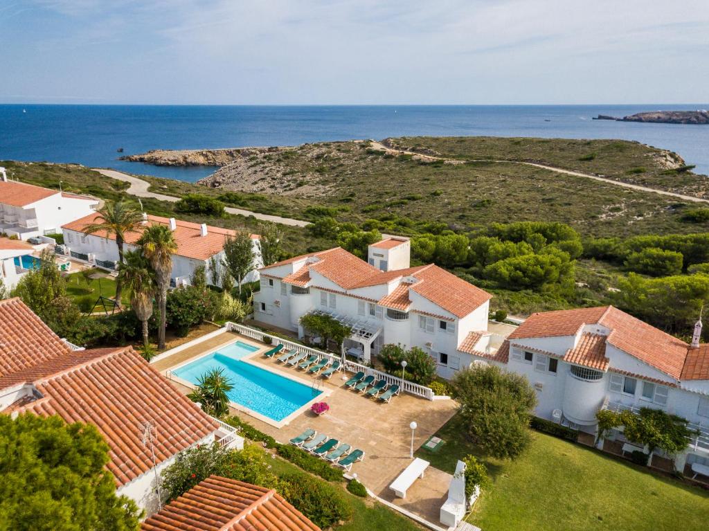 eine Luftansicht eines Hauses mit Pool in der Unterkunft Menorca Villa Fenicia in Son Parc